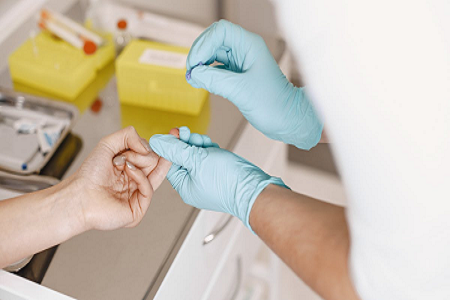Il bastoncino con tampone sterile BABIO supporta la raccolta accurata di campioni per la diagnostica moderna